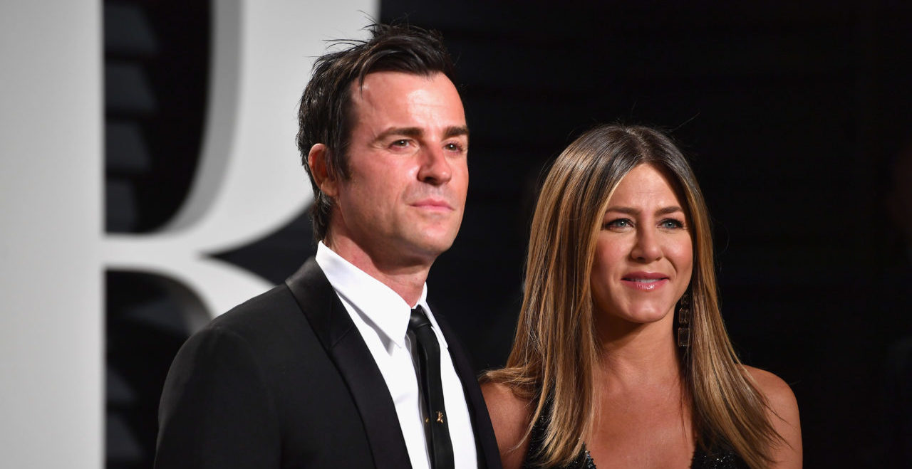 BEVERLY HILLS, CA - FEBRUARY 26: Actors Justin Theroux and Jennifer Aniston attend the 2017 Vanity Fair Oscar Party hosted by Graydon Carter at Wallis Annenberg Center for the Performing Arts on February 26, 2017 in Beverly Hills, California.
