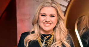 NEW YORK, NY - JANUARY 25: Kelly Clarkson attends the Warner Music Group Pre-Grammy Party in association with V Magazine on January 25, 2018 in New York City. (Photo by Jared Siskin/Getty Images for Warner Music Group)