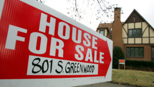 PARK RIDGE, IL - DECEMBER 29: A "House For Sale" sign is visible in front of an existing home December 29, 2005 in Park Ridge, Illinois. Sales of existing homes in November fell, reportedly, by 1.7 percent, spreading concern with economists on the state of the housing market. (Photo by Tim Boyle/Getty Images)